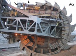 а на этом фото просто бульдозерист к другу на чай  решил заглянуть.