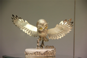 В Якутии добывается 15% российского золота и 95% алмазов. Чтобы представить себе, как выглядит все это богатство, можно сходить в Сокровищницу республики Саха. Золотые слитки, блеск драгоценных камней, шедевральная красота изделий ручной работы – все это очень сложно описать, но обязательно стоит увидеть.