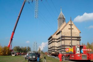 сначала подумал фотошоп, пригляделся - все верно - разобрали опору и подняли краном
 интересно