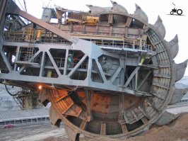 Подобные роторные экскаваторы чаще всего используют для вскрышных работ (убрать верхний слой, чтоб добраться до самого угля)