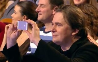 Во время прямого эфира комедийного шоу кувейтский телеведущий облил гостя бензином и поджег