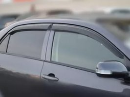 он не до конца закроет стекло, то стекла не замерзнут или не запотеют//

а что не так? 
да, если оставить стёкла приоткрытыми, они не замерзают и не потеют.
а для избежания подобных ситуаций давно используются