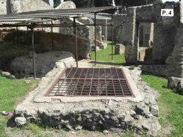 Помпеи погиб при извержении Везувия в 1631 году.  см. фото №1

Официально - Архитектор Доменико Фонтана, прокладывая в 1592 году канал от реки Сарно, обнаружил часть городской стены.  Слой пепла 6 метров (см.фото начиная с №2) обратите внимание на уровень кольца - канала и построек  Помпеи, Фонтан должен был найти не только стену но раскопать почти всю Помпею при строительстве своего канала... Надеюсь будет понятно, что на глубине 6 метров колодцы как и канал не строился, да и Доменик Фонтан не упоминает, что нашёл стену или ещё какие либо постройки.