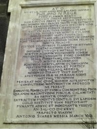 Помпеи погиб при извержении Везувия в 1631 году.  см. фото №1

Официально - Архитектор Доменико Фонтана, прокладывая в 1592 году канал от реки Сарно, обнаружил часть городской стены.  Слой пепла 6 метров (см.фото начиная с №2) обратите внимание на уровень кольца - канала и построек  Помпеи, Фонтан должен был найти не только стену но раскопать почти всю Помпею при строительстве своего канала... Надеюсь будет понятно, что на глубине 6 метров колодцы как и канал не строился, да и Доменик Фонтан не упоминает, что нашёл стену или ещё какие либо постройки.