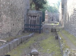 Помпеи погиб при извержении Везувия в 1631 году.  см. фото №1

Официально - Архитектор Доменико Фонтана, прокладывая в 1592 году канал от реки Сарно, обнаружил часть городской стены.  Слой пепла 6 метров (см.фото начиная с №2) обратите внимание на уровень кольца - канала и построек  Помпеи, Фонтан должен был найти не только стену но раскопать почти всю Помпею при строительстве своего канала... Надеюсь будет понятно, что на глубине 6 метров колодцы как и канал не строился, да и Доменик Фонтан не упоминает, что нашёл стену или ещё какие либо постройки.