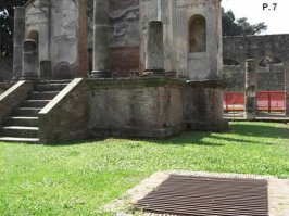 Помпеи погиб при извержении Везувия в 1631 году.  см. фото №1

Официально - Архитектор Доменико Фонтана, прокладывая в 1592 году канал от реки Сарно, обнаружил часть городской стены.  Слой пепла 6 метров (см.фото начиная с №2) обратите внимание на уровень кольца - канала и построек  Помпеи, Фонтан должен был найти не только стену но раскопать почти всю Помпею при строительстве своего канала... Надеюсь будет понятно, что на глубине 6 метров колодцы как и канал не строился, да и Доменик Фонтан не упоминает, что нашёл стену или ещё какие либо постройки.