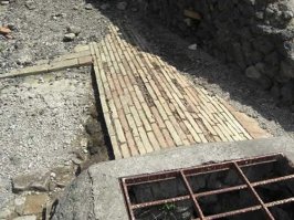 Помпеи погиб при извержении Везувия в 1631 году.  см. фото №1

Официально - Архитектор Доменико Фонтана, прокладывая в 1592 году канал от реки Сарно, обнаружил часть городской стены.  Слой пепла 6 метров (см.фото начиная с №2) обратите внимание на уровень кольца - канала и построек  Помпеи, Фонтан должен был найти не только стену но раскопать почти всю Помпею при строительстве своего канала... Надеюсь будет понятно, что на глубине 6 метров колодцы как и канал не строился, да и Доменик Фонтан не упоминает, что нашёл стену или ещё какие либо постройки.