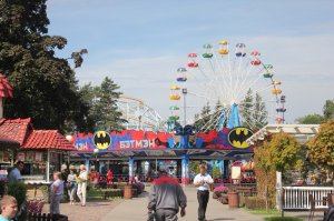 "первый в стране тематический парк, идея которого основана на культурном и историческом богатстве России. Его концепция опирается на русский фольклор и традиции "
Я всегда догадывался что Бэтмэн- это герой из русских древних сказок!