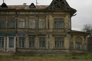 Ну, вот этот дом даже обшарпанный красивее новенькой типовой застройки, например. А типовая застройка она и есть типовая, просто на одном фото панельки, на другом кирпичные здания. Вот и вся разница.