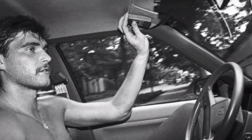 Просто посмотри как сидит Сабонис в своей Волво740 и поймешь что с этим Илиотом что то не так. Колено видишь где? От головы до потолка нормально?