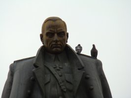 Я просто оставлю это здесь...Памятник Колчаку в Иркутске и здание краеведческого музея в Иркутске с именами русских путешественников на фронтоне...после Колчака фамилий нет.