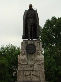 Я просто оставлю это здесь...Памятник Колчаку в Иркутске и здание краеведческого музея в Иркутске с именами русских путешественников на фронтоне...после Колчака фамилий нет.