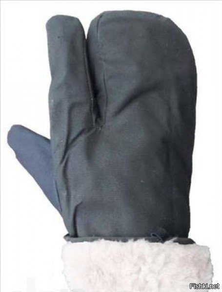 Ясен куй пёс в шоке, когда его тискает какой-то чувак с забинтованным автоматом в бабушкиных варежках, в которых хорошо лишь снежки лепить , но не стрелять.