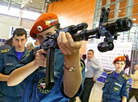 Сразу вопрос а кто решил что она самая красивая? она что единственная на всю Норвегию женщина пожарный?  Да и кстати наши красатули ещё кое что умею кроме как пожары тушить