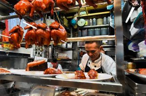 Странно, что нет фотки уличного торговца из Сингапура, получившего звезду мишлена. Сам не в курсе, что это за награда, прокомментируйте друзья фишкяне.