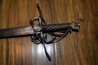 Солидно, хотя воды много.

Из наблюдений ролевика/реконструктора:
1 в дуэли шпага затыкивает саблю "на раз".
2 в свалке шпага -- дно. В плотном месиве рулит абордажная сабля, "Бабочки"(это вообще сказка!), ятаган и скимитар.

Бабочки (пара абордажных палашей)


Скимитар (вспоминаем Аланина)


И по тексту: Палаш -- нихуа не шпага, а скорее прямая массивная сабля.

Два главных предка шпаги: Эстог(-к) и скявона.

Эстог. Длинный поясной, или полтараручный меч с очень острым концом. Основная задача -- пробивать кольчугу и прочий лёгкий доспех колющим ударом.


Скявона, она же "славянская спата". Первая фехтовальная швайка с кольцом за гардой. (славянская она была в Италии, не обольщайтесь.)