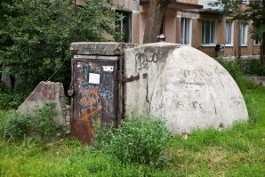А  мне  вот кажется это вход в подземное сооружение. 
Скорее всего  основной вход через подвал здания но убежище  на микрорайон  и  для  жителей   соседних домов  этот вот отдельный  вход а  не через подьезд самого дома.
 Ессно  местные  давно себе под сараи всё  оприходвали  думается  тихой сапой.
У  нас во Владимире  всяких вариантов  убежищ под старыми  домами  тоже  хватает и местные  туда  никого не пускают чтобы  с мчэс  не  ссорится  ибо площади  то  за ними  закреплены как японимаю.