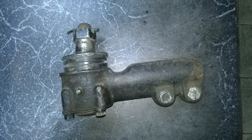 Икарусы только-только умерли, у Вязниковского АТП и Юрьев-Польского АТП буквально в прошлом году списали. Вы просто плохо искали. Я работаю с 2003 года и еще помню запчасти, которые шли на все вышеперечисленные автобусы. Так что скорее не 90-е, а начало 2000-х. По городу уже ходили 305 мерсы и маны SL200.
А вот вам немножко нашего склада: переключатель подрулевой Икарус, р/к карбюратора, который на ЛиаЗ шла тоже с Зиловским двиглом, наконечник рулевой тяги ЛиаЗ (разбирался до тла, а не как сейчас). Весь этот праздник лежит на полке "неведомой фигни" и более не применяется. Там еще много интересного для динозавров.