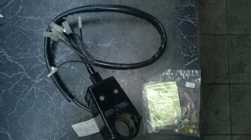 Икарусы только-только умерли, у Вязниковского АТП и Юрьев-Польского АТП буквально в прошлом году списали. Вы просто плохо искали. Я работаю с 2003 года и еще помню запчасти, которые шли на все вышеперечисленные автобусы. Так что скорее не 90-е, а начало 2000-х. По городу уже ходили 305 мерсы и маны SL200.
А вот вам немножко нашего склада: переключатель подрулевой Икарус, р/к карбюратора, который на ЛиаЗ шла тоже с Зиловским двиглом, наконечник рулевой тяги ЛиаЗ (разбирался до тла, а не как сейчас). Весь этот праздник лежит на полке "неведомой фигни" и более не применяется. Там еще много интересного для динозавров.