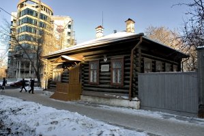 Дом-музей Бажова в Екатеринбурге. Нас в школе туда всем классом водили. Интересно сейчас школьников водят туда?