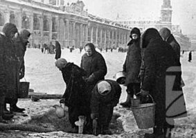 Я прошу извинить... Просто... Снимок, где ленинградцы на Невском проспекте берут воду, повёрнут неверно. Правильно будет так.
Только потому, что сам ленинградец