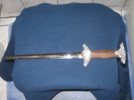 Feldherrnhalle – достопримечательность Баварии, по имени которой было названо элитное подразделение штурмовых отрядов SA, образованное в 1936 году командиром штурмовых отрядов Виктором Лутце, созданное с целью собственной охраны. Кинжал Feldherrnhalle введен только для ношения телохранителями на парадах и в церемониях и избранными командирами этого подразделения и встречается очень редко. Всего было изготовлено 50 таких кинжалов. Изготовитель – фирма Карла Эйкхорна (Karl Eickhorn). Достаточно массивное навершие рукояти кинжала, выполненное в виде орла с распростертыми и направленными чуть вниз крыльями, изготавливалось из алюминия, и иногда покрывалось позолотой в зависимости от статуса носителя. Рукоять деревянная, в цветовом оформлении либо черного, либо коричневого, либо белого цвета. На дугообразной крестовине в центре размещалась рельефная эмблема SA. Ножны для кинжала Feldherrnhalle полностью металлические, с классическим внешним видом в виде двух кольцевых вставок, оформленных орнаментом из дубовых листьев. Длина кинжала составляет 17,8 дюйма (45 см), надпись на клинке стандартная для большинства холодного оружия Третьего Рейха – «Alles fur Deutschland». Темляк не предусматривался. Подвес представляет собой две отстегивающиеся тканевые полосы из нитей коричневого и светло-коричневого цвета, отделанных золотыми нитевыми вставками, и декорированных круглыми пряжками с орнаментом из дубовых листьев по кругу, с карабинами для крепления к кольцам ножен.

Больше информации здесь: 

на фото с серым и желтым фоном подленники (фото из сети) на синем реплика (копия) изготовленная с максимальной схожестью