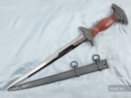 Feldherrnhalle – достопримечательность Баварии, по имени которой было названо элитное подразделение штурмовых отрядов SA, образованное в 1936 году командиром штурмовых отрядов Виктором Лутце, созданное с целью собственной охраны. Кинжал Feldherrnhalle введен только для ношения телохранителями на парадах и в церемониях и избранными командирами этого подразделения и встречается очень редко. Всего было изготовлено 50 таких кинжалов. Изготовитель – фирма Карла Эйкхорна (Karl Eickhorn). Достаточно массивное навершие рукояти кинжала, выполненное в виде орла с распростертыми и направленными чуть вниз крыльями, изготавливалось из алюминия, и иногда покрывалось позолотой в зависимости от статуса носителя. Рукоять деревянная, в цветовом оформлении либо черного, либо коричневого, либо белого цвета. На дугообразной крестовине в центре размещалась рельефная эмблема SA. Ножны для кинжала Feldherrnhalle полностью металлические, с классическим внешним видом в виде двух кольцевых вставок, оформленных орнаментом из дубовых листьев. Длина кинжала составляет 17,8 дюйма (45 см), надпись на клинке стандартная для большинства холодного оружия Третьего Рейха – «Alles fur Deutschland». Темляк не предусматривался. Подвес представляет собой две отстегивающиеся тканевые полосы из нитей коричневого и светло-коричневого цвета, отделанных золотыми нитевыми вставками, и декорированных круглыми пряжками с орнаментом из дубовых листьев по кругу, с карабинами для крепления к кольцам ножен.

Больше информации здесь: 

на фото с серым и желтым фоном подленники (фото из сети) на синем реплика (копия) изготовленная с максимальной схожестью