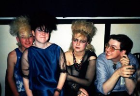 Да ладно! В наше время так было модно ходить и сейчас это смотрится смешно.