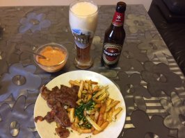 А это мой ужин был сегодня. Сделал сам. Понимаю что вредно но вкусно.