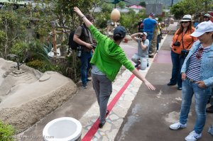 в Эквадоре проходит линия экватора, через здания, кабинеты, улицы.