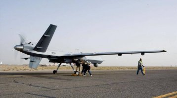 Судя по времени падения боеприпаса,высота порядка 90-120 метров. На некоторых отрезках ролика видно,что люди разбегаются ещё до падения  бомбы,значит или видят коптер или слышат.Так то да на такой высоте реально сбить из стрелкового оружия. И эта мелкая авиация скорее психологическое ,чем боевое оружие.Такой вот да,может нанести реальный урон.