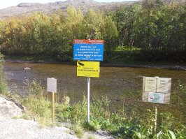 Граница России и Норвегии в районе пропускного пункта Борисоглебск (Мурманская область). Фото со стороны Норвегии. На другом берегу речки (воды по колено) можно увидеть пограничный столб России.