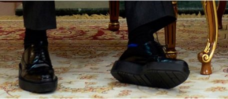 Он еще вот такую обувь носит.