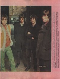 Перепутали чуть. Слева направо: Сид Баррет, Ричард Райт, Ник Мэйсон, Роджер Уотерс