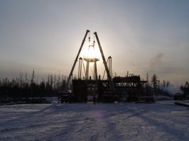 слышал звон да не понял где он!
с кронблока максимум что видно - только ротор, хотя конечно если ротор вдруг сняли (нахера?)
история была реально: 
Заходит молодой понтовитый парниша (только институт закончил) на буровую и говорит бурильщику (с под..ебом): ну и где у вас тут ротор? бурила отправляет его на крон блок и уже от туда смотря вниз парниша кричит: ГДЕ ? бурила, стоя на роторе и показывает его!
это реальная история, кто был бурила не помню, а парниши нет уже.......... 

на фото процесс монтажа, монтируют крон блок, устье как раз в нижнем проеме. вторая фото -крон блок уже на месте, устье закрыто и его не видно