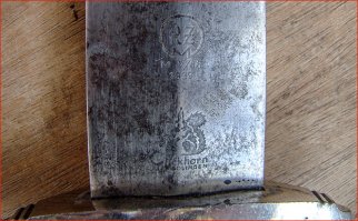 Мишаня, извини меня за фсё (правда сёдня не прощеное воскресенье) . Я был , в некоторых моментах, не прав. Просто вчера такое отвратительное настроение было- варил чимергес и е+б+с+т+ественно проверял (типа ОТК) и , короче, заснул. Вылилось через верх бутыля наверное литра полтора. Писетц. Хорошо шо на летней кухне. Жена пока молчит, патамушо ушла на рынок. А тут вы со своей типа "копией". Тока глянул, шо там рукоять пластмассовая сразу и перемкнуло. Внатуре, в магазинах с отделом "подарки для мужчин" , в нашей сраной украине таких "копий" с никелерованным лезвием- море!!!  Да и на рынке тоже. И шо у вас , в России, таких магазинов нет?? ??  И лезвие, по ходу, даже не с алюминия, а из говна. А ВЫ , Мишаня, говорите КОПИЯ...ЭТО СУВЕНИР! Копия это -"Копия в пластических искусствах — художественное произведение, повторяющее другое произведение и исполненное самим автором либо другим мастером. Копия может отличаться от оригинала по технике и размерам, но, в отличие от реплики, должна точно воспроизводить манеру и композицию оригинала. Вот тут сцыль на книжку (             ) советую почитать, если вам исторические ножики нравятся. А то, по вашей ссылке, почти на всех ножах писали "Все для Германии", а есть ножи SS и всяких там даже гитлерюгендов....И вот клейма  с моего НАСТОЯЩЕГО ножа SA
Там и RZM и год выпуска и клеймо Карла Айкхорна для ножей выуска 1933-1945гг. для клинков SA и SS. Немного ниже этот ножик во весь рост. Нож, кстати, привез отец с войны, так шо настоящий. Ладно, привели внука, пойду воспитывать... Тоже Мишаня.