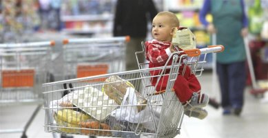 А я вот против катания детей в продуктовых тележках. 
Частенько это вижу. 

В уличной обуви сажают прямо в тележку. 
Не как это для совсем маленьких сделано - на откидной "стульчик" ногами наружу. 
А просто так. 

Ага. А люди потом туда продукты складывают. 

Вот сравните: 

А ели ему лень идти, то третья фото. :)