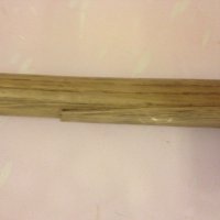 Деревянная бейсбольная бита ломается легко и непринужденно  даже рукой при условии того, что  ты знаешь расположение слоев дерева.... Вот именно для этого на деревянных битах  ставится так называемая печать - крупно выжигается название компании - производителя и модель биты или на черном фоне наносится серебряной или белой краской.... При хвате биты для удара по мячу, надо брать ее так, чтобы печать смотрела на тебя.... Тогда слои дерева в бите располагаются параллельно удару и бита работает на сжатие - распрямление, как хоккейная клюшка в момент щелчка по шайбе.... Если бита берется неправильно, тогда слои дерева располагаются перпендикулярно удару и бита ломается в тонкой части очень легко.... Поверьте моему 30-ти  летнему опыту  игры в бейсбол..... На фото - образец печати и повреждения разных бит при неправильном удержании в момент удара по мячу.... Биты разные - а повреждения одинаковые.....
Зная эти элементарные вещи, такие актеры все продолжают ломать биты и играть а публику ....