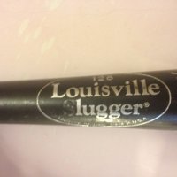 Деревянная бейсбольная бита ломается легко и непринужденно  даже рукой при условии того, что  ты знаешь расположение слоев дерева.... Вот именно для этого на деревянных битах  ставится так называемая печать - крупно выжигается название компании - производителя и модель биты или на черном фоне наносится серебряной или белой краской.... При хвате биты для удара по мячу, надо брать ее так, чтобы печать смотрела на тебя.... Тогда слои дерева в бите располагаются параллельно удару и бита работает на сжатие - распрямление, как хоккейная клюшка в момент щелчка по шайбе.... Если бита берется неправильно, тогда слои дерева располагаются перпендикулярно удару и бита ломается в тонкой части очень легко.... Поверьте моему 30-ти  летнему опыту  игры в бейсбол..... На фото - образец печати и повреждения разных бит при неправильном удержании в момент удара по мячу.... Биты разные - а повреждения одинаковые.....
Зная эти элементарные вещи, такие актеры все продолжают ломать биты и играть а публику ....