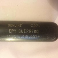 Деревянная бейсбольная бита ломается легко и непринужденно  даже рукой при условии того, что  ты знаешь расположение слоев дерева.... Вот именно для этого на деревянных битах  ставится так называемая печать - крупно выжигается название компании - производителя и модель биты или на черном фоне наносится серебряной или белой краской.... При хвате биты для удара по мячу, надо брать ее так, чтобы печать смотрела на тебя.... Тогда слои дерева в бите располагаются параллельно удару и бита работает на сжатие - распрямление, как хоккейная клюшка в момент щелчка по шайбе.... Если бита берется неправильно, тогда слои дерева располагаются перпендикулярно удару и бита ломается в тонкой части очень легко.... Поверьте моему 30-ти  летнему опыту  игры в бейсбол..... На фото - образец печати и повреждения разных бит при неправильном удержании в момент удара по мячу.... Биты разные - а повреждения одинаковые.....
Зная эти элементарные вещи, такие актеры все продолжают ломать биты и играть а публику ....