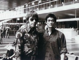 Автор - гавно!
Чак всегда говорил-Сейчас в моей жизни есть все — слава, успех, деньги. Нет только одного и никогда уже не будет — моего друга Брюса Ли!