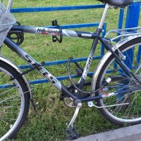 Тут ничего странного нет. Человек пристегнул все правильно, чтобы не украли по частям: раму, переднее колесо и заднее колесо. Я делаю почти так же, только использую кобру (трос) который продеваю через все легко снимаемые части велика (включая седло). Как нибудь сфоткаю покажу :)