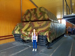 маус , которых было построено 2 шт. -- никчемная и неповоротливая 200 тонная груда металла , в кубинке стоит единственный экземпляр