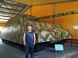 маус , которых было построено 2 шт. -- никчемная и неповоротливая 200 тонная груда металла , в кубинке стоит единственный экземпляр