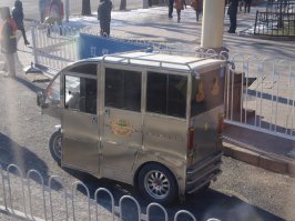 Смешные мопеды-такси там - втроем в такой ездили до метро + водила.