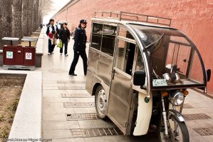 Смешные мопеды-такси там - втроем в такой ездили до метро + водила.