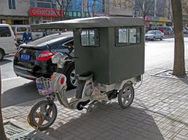 Смешные мопеды-такси там - втроем в такой ездили до метро + водила.