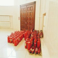 такая фобия происходит у дверей нашего завхоза каждый год. приезжает спецбусик от пожарной охраны оборудованный  для ремонта огнетушителей. проверяют, если что заправляют или обменивают, ставят наклейки пригодности