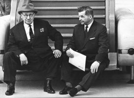 Почему то захотелось поставить эти два фото рядом. На одном люди которые сделали всё, что могли для своей страны. На другом в принципе тоже "сделал всё что мог"