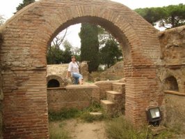 Хотите посмотреть, побродить и пощупать есть вариант Остия Антика. 20 минут электричкой из центра Рима. Самостоятельно, спокойно. Менее красив, чем Помпеи, зато на весь день и хоть убродитьесь. Еще один плюс - на мой взгляд, Помпеи - мертвый город, ужас пирокластического потока скозит из пустых зданий. Остия Антика - покинутый город. Это древний город, расположенный в старом устье (Остия-устье) Тибра в Средиземное море - т.е. портовый богатый город. Со временем Тибр изменил русло - город пришел в запустение и был покинут жителями. Площадь руин - 34 гектара, храм, театр, мозаики, настенная роспись и немецкая молодежь увлекающаяся паркуром по развалинам. Еще один несомненный плюс - еще 10 мин на электричке в том же направлении и вы на море. Может пост замантулить?